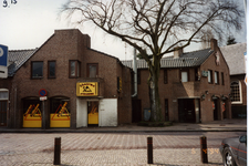 580859 Shoarmazaak Pyramide aan de Prins Bernhardstraat met rechts daarvan een café en helemaal daarachter nog een ...