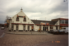 580864 Café en cafetaria Cést la Vie op de hoek van de Prins Bernhardstraat en de Logtenstraat, 9-4-1994