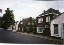 580868 Rij huizen aan de Prins Bernhardstraat, geheel links Café 't Spektakel, 1997