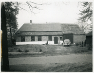 580913 Boerenwoning aan het Rinkveld, met een Volkswagen Kever en een Mobylette voor de deur, 1975-1985