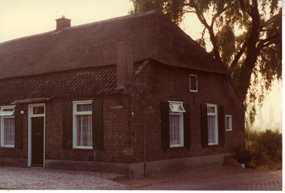 580932 Boerenwoning aan de Voorste Heusden 19, op de hoek van de Vaarsenhof, 1980-1990