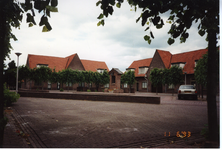 580943 Woningen aan het Sint Jozefplein met in het midden de Sint Jozef kapel, 11-06-1993