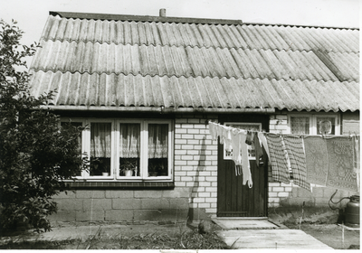 580944 Woonhuis met een golfplaten dak en was aan de lijn aan de Voorste Heusden 10b, 1970-1980