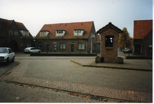 580952 Woningen aan het Sint Jozefplein 14 en 15 met rechts de Sint Jozefkapel, 11-11-1994