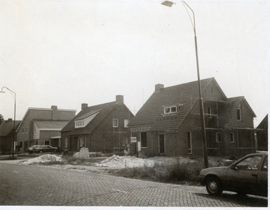 580966 Bouwwerkzaamheden van nieuwe woningen aan de Voorste Heusden, Augustus 1990