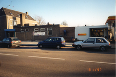 581024 De Tuinstraat met links reisbureau Trips en rechts de winkel bij het tankstation van Van Golstein Brouwers, 2000-2010