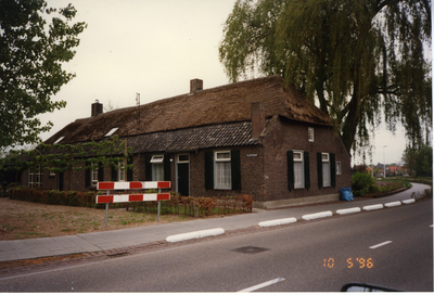 581042 Boerderij aan de Vaarsenhof 2, gezien vanaf de Voorste Heusden, 10-5-1996