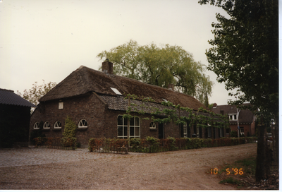 581043 Boerderij, gezien vanuit de Vaarsenhof, het huis op de achtergrond ligt aan Voorste Heusden, 10-5-1996