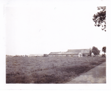 581047 Landschap met boerderij van Jacobs aan de Veluwsedijk 7, juli 1984