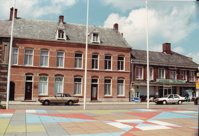 581058 Woningen aan het Koningsplein 4 en 6, met rechts snackbar 'De Markt', Augustus 1991