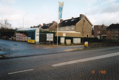 581077 Achterzijde van een woonhuis aan de Vlinkert 5 en toegang naar Veugen bouwmaterialen en Doeland stallenbouw aan ...