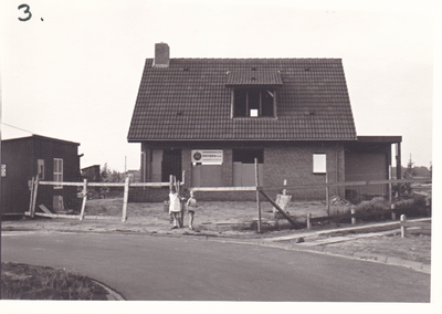 581079 Bouwwerkzaamheden bij een nieuwbouwhuis aan de Vlinkert 43, 1972