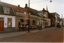 581145 Jan van de Rijt groenten en fruitwinkel, met rechts daarvan het wolwinkeltje van Ans Joosten aande Emmastraat, ...