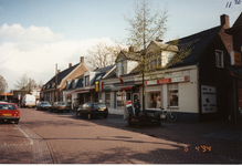 581150 De Emmastraat, met van rechts naar links; de wolwinkel van Ans Joosten, pizzeria Milan, een slagerswinkel en het ...
