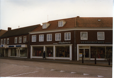 581152 Modehuis Verdonschot en links daarvan Witgoed service Bots aan de Emmastraat, februari 1990