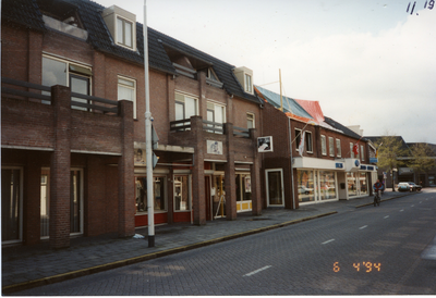 581153 De Emmastraat, met links een kledingwinkel, daarnaast Bots Witgoed en op het einde de Rabobank, 6-4-1994