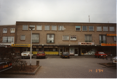 581161 Floraplein, met links de supermarkt Basismarkt in het midden Keurslager Michel Mikkers en rechts een ...