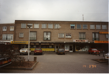 581161 Floraplein, met links de supermarkt Basismarkt in het midden Keurslager Michel Mikkers en rechts een ...