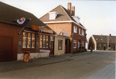 581164 Slijterij en wijntapperij Eijsbouts aan de Hemel. In het midden het woonhuis van Eijsbouts, februari 1990