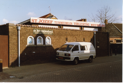 581167 Koopcentrum St. Jozef (tuinmeubelen, verlichting, meubelen) in de Julianastraat, februari 1990