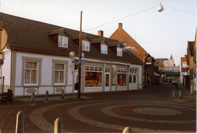 581168 De winkel van bakkerij Hoes aan de Kleine Marktstraat, 1990