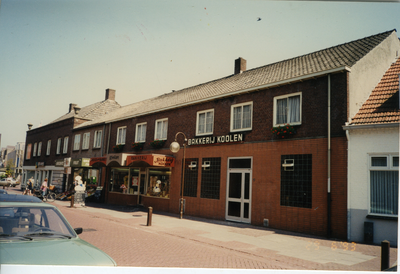 581179 De Marktstraat met rechts bakkerij J. Koolen, daarnaast Groeten en Fruitwinkel J. v Gog en helemaal links de ...