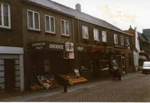 581180 De groenten- en fruitwinkel van J.van Gog, met rechts bakkerij J. Koolen aan de Marktstraat, 1990-1995
