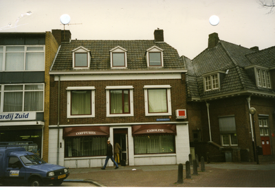 581185 Kapperszaak Coiffures Caroline aan de Prins Bernhardstraat, met rechts een stukje van het postkantoor op de ...