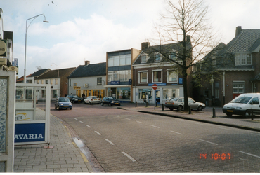 581196 Prins Bernhardstraat, gezien vanaf het terras van cafe Piet de Wit , rechts een stukje van het postkantoor, ...
