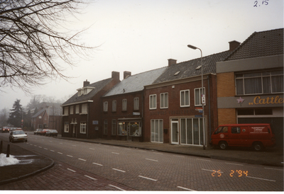 581205 Wilhelminastraat. Van rechts naar links zie je Catleya bloemenzaak van Van Bussel, Louwers verzekeringen en een ...