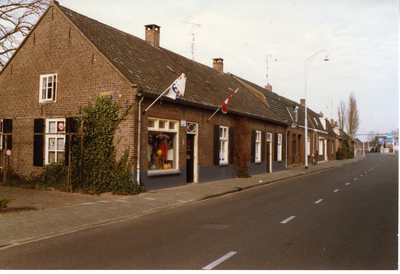581207 Snoepwinkeltje van Karel Brüsewitz aan de Wolfsberg 26, februari 1990