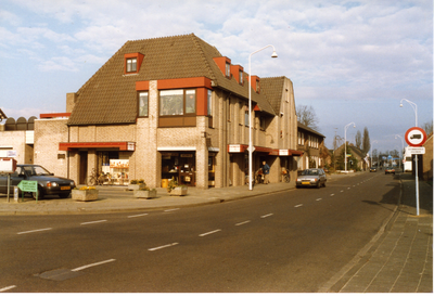 581209 De Wolfsberg gezien in de richting van het centrum van Asten, met links Bakkerij Van de Mortel , februari 1990
