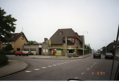 581211 De Wolfsberg, in het midden Bakkerij Van de Mortel en links de Albert van Cuijckstraat, 8-6-1994