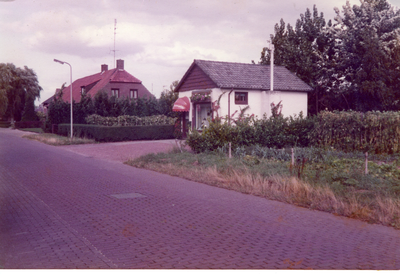 581213 Kapsalon Astrid, met daarachter een boerderij, aan de Antoniusstraat, 1983