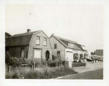 581218 Hordijk tweewielerwinkel aan Voorste Heusden en links daarvan een woonhuis met Franse kap , augustus 1990