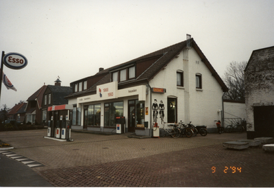 581221 Fietsenwinkel en Esso tankstation van Hordijk aan Voorste Heusden 43, 9-2-1994