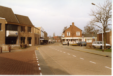 581225 De Burgemeester Frenckenstraat, met links de Rabobank en het Midaswinkelcentrum en rechts de winkel van Frans ...