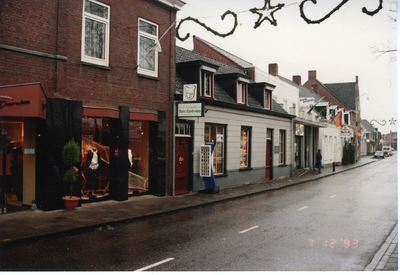 581231 Links modehuis Derkckx, daarnaast de winkel van goudsmit Ture Eijsbouts, daarnaast boekhandel Hub Berkers en op ...