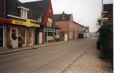 581232 Kinderkledingwinkel Doremi, met daarnaast café-bar 't Klökske aan de Burgemeester Wijnenstraat, 18-11-1998