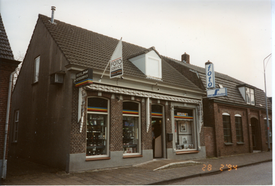 581236 De winkel van fotograaf Peter van Schalen aan de Burgemeester Wijnenstraat 40, 28-2-1994
