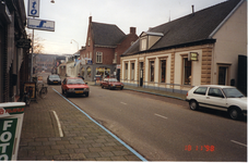 581238 Burgemeester Wijnenstraat, met rechts de fietsenwinkel van Van Veghel, 18-11-1998