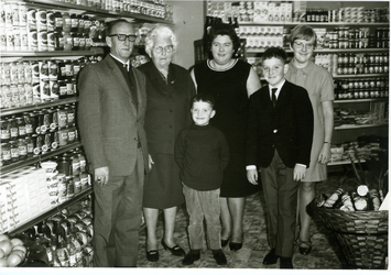 581251 Familie van Bussel van de Végé levensmiddelen aan de Prins Bernhardstraat , 1960-1970