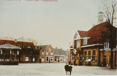 576007 Markt met postkantoor en links een kiosk, 1910-1930