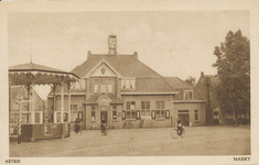 576018 Postkantoor, met rechts café Jan van Hoek, 1920