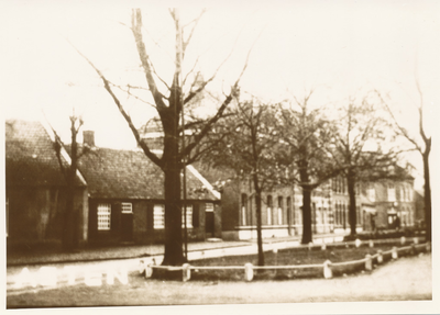 576057 Koningsplein met plantsoen, links, het 3e pand, het postkantoor, 1905