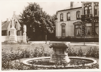 576074 Zicht op het Koningsplein, met links het H.Hartmonument en rechts het Pension Liefdegesticht , 1940