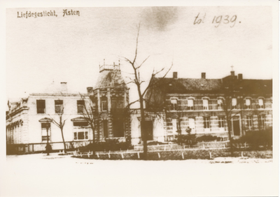 576076 Koningsplein, met links het Pension Liefdegesticht en rechts het Liefdegeticht (latere Bartholomeusgesticht), 1939