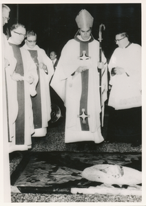 576123 Inzegening van de St. Jozefkerk door Mgr. Bluijssen, 16-9-1972