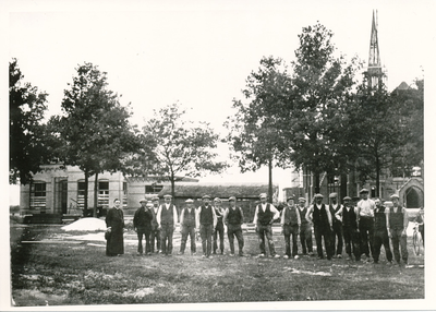 576124 Bouwvakkers voor de in aanbouw zijnde R.K. kerk te Heusden. Geheel links de pastoor, 1921