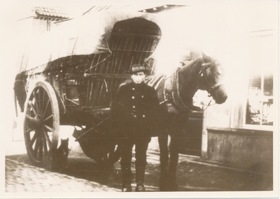 576135 Turfventer Thielen voor zijn paard en kar, 1890-1910
